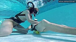 Minnie Manga nimmt harten Schwanz unter Wasser in enger Pussy-Action. Poolside-Teen-Bohrung!