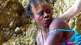 milf ebony nera attira ragazzo bianco giovane per sesso spiaggia, divertimento selvaggio sotto il sole