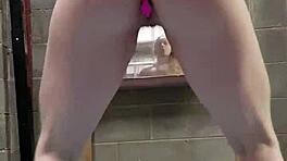 Gimnastik salonunda mastürbasyon yaparken çıplak squatlar ve butt plug