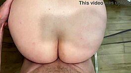 Chudy chłopak rżnie bujną BBW w parowej prysznicu 4K POV