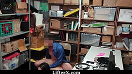 Hé, cette voleuse sexy de 18 ans obéira-t-elle aux demandes salaces des gardes ?