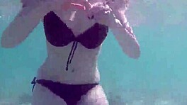 Halka açık sergici Alman genç 18+ VeronikaVonk deniz kenarında büyük göğüslerini gösterir!