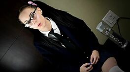 טינאייז'רית קטנה 18+ נשלטת על ידי זקן מפותל. היא לומדת טריקים איטיים של דיפ ת'רוט