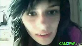 Sıcak genç kız webcam'de ateşli solo eylemiyle domine ediyor