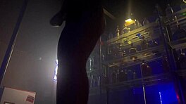 Me metieron el puño en el coño mojado y me follaron el culo con un plug en el glory hole