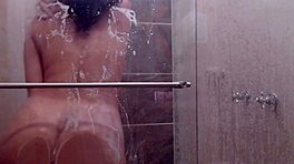 ฉันลูบหีตอนอาบน้ำฉันเป็นสาวสลัดที่ชอบเซ็กส์