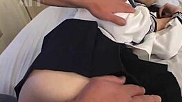 チンポ吸うアジアンティーン18+が彼女のマンコを見せびらかす