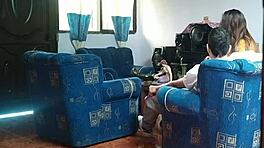 אחות חושבת אף אחד לא בבית מזיינת חבר בסלון