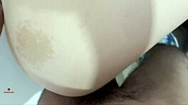 Aprovechando mientras mi caliente hermanastra latina está distraída lavando ropa, le doy una dura cogida colombiana