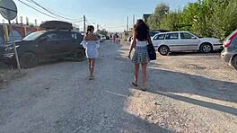 Två tjejer går djärvt ute utan trosor och blottar sina bara fittor