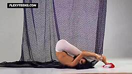 メガセクシーな体操選手サラスキナが柔軟なヌードワークアウトを披露