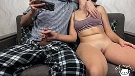 Fratele Vitreg Îmi Ghidează Mâna La Pula Lui Pentru Degetează Intens