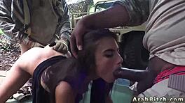 Эй, сексуальная 18+ солдатка, готова брызнуть сильно на улице в форме?