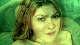 Kaunis tyttärentyttö Kali James, niin nuori 18+ 18+, naimii vanhemman miehen kovaa!