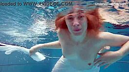 Nagy segg és cicik barna baba Diana zuhanyban