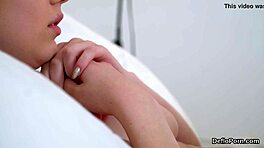 วัยรุ่นน่ารัก 18+ แยกหีแน่นสำหรับการแตกหี