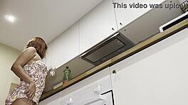 Malá latinská manželka ukazuje veľký zadok v kuchyni bez nohavičiek a podprsenky v letných šatách