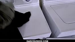 ε, αυτή η πορνίδικη έφηβη 18+ 18+ Avi Love ρουφά τον ημιμαθή μπαμπά με υγρή πίπα!