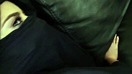 Babe Hijab Horny Selinap dengan Kontol Monster di Doggy! Luar Biasa!