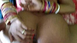 अरे, यह रक्षाबंधन गिफ्ट तुम्हारी स्टेप-सिस्टर के लिए है, इतना यूनिक, हाँ?