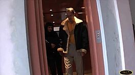 Bătrânul sună bruneta sexy pentru acțiune cu pula mare. Vrei să vezi spermă pe față? 😜