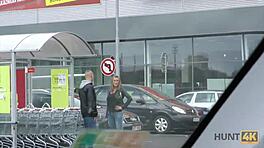 كاميرا مخفية تلتقط فتاة تشيكية تعطي مامة مقابل نقود في متجر دوجيستايل