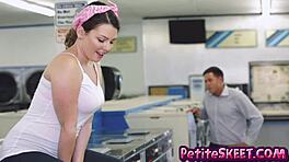 Секс в прачечной с крошечной 18+ Кали Хейс в дикой ролевой игре