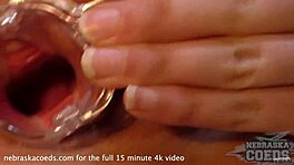 Wow! Młoda blondynka Sarah ma cipkę rozciągniętą spekulum z bliska