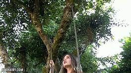 Aislynnの毛むくじゃらマンコを広げて誘惑