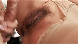 Эй, хочешь увидеть горячую транссексуалку, которая доминирует над девчонкой в жестком трахе?