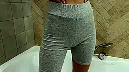 Tiener 18+ 18+ maakt shorts nat door te piesen in badkamer, onthult doorweekte kut en benen. Haar kreunen echoën zacht.