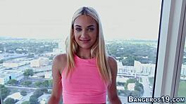 Подросток-сосун трахается огромным членом