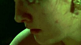 Kathrin Heberle stroopt topless in retro stewardess scène