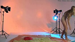 Tinejdžerka model sa zlatnom kosom skida se potpuno naga na fotografisanju