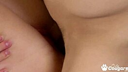 Seksinnälkäinen MILF himoitsee nuoren 18+ miehen kuormaa. Hän saa villin anaali-creampien perseeseensä!