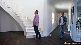 Timide teen 18+ chevauche fort avant fin crémeuse en cuisine