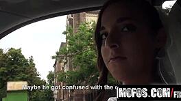 Adolescenta Amirah Adara Se Degetează Pizda Rasă în Public pentru Scenă POV Sălbatică