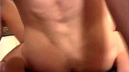 Fiatalok merülnek el a vad biszexuális swingers orgiában 2. rész. Nyelnek és hajolnak előre lelkesen.