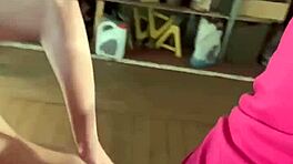 Sakra! Chlap vrtá mladou 18+ holku tvrdě v prdeli v tátově garáži!