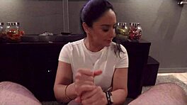 Nešľachetná handjob v kine s mamou môjho kamaráta Sheena Ryder časť 2.