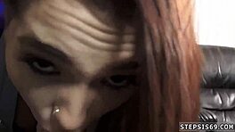 Szép seggű tinilány először próbálja szopni mostohatestvére banánját