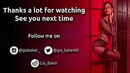 جيا باكر تخلع ملابسها مباشرة على الكاميرا لك