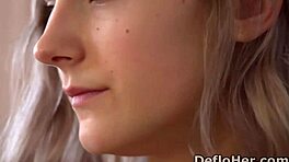 Ado 18+ Tieny Mieny se ronge les ongles et révèle sa chatte vierge rasée