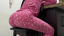 Ehi, la mia figliastra stupenda in pigiama ama mostrare il suo culo grosso!