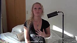 Ideges egyetemista vetkőzik meztelenre a kamera előtt először