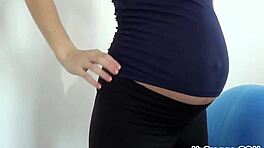 Ciężarna Janetta Pomija Trening, Żeby Ssać Kutas w Fetyszowym Lodziku