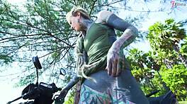 Model de tatuaje obraznic se masturbează public cu squirt anal și gape în stil goth punk