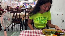 Katty West blinker bar fisse på asiatisk cafe under frokost