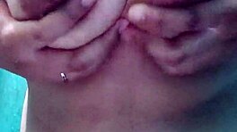 야, 왜 우리 야한 계모가 욕조에서 자위하고 있어?