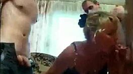 Stara ženska zapeljuje najstnike za divji ruski seks